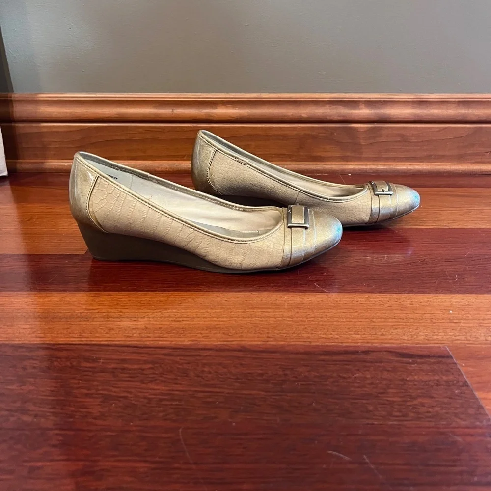 Anne Klein Tan & Gold Snakeskin pattern wedge buckle detail, Old Money, Size 8.5